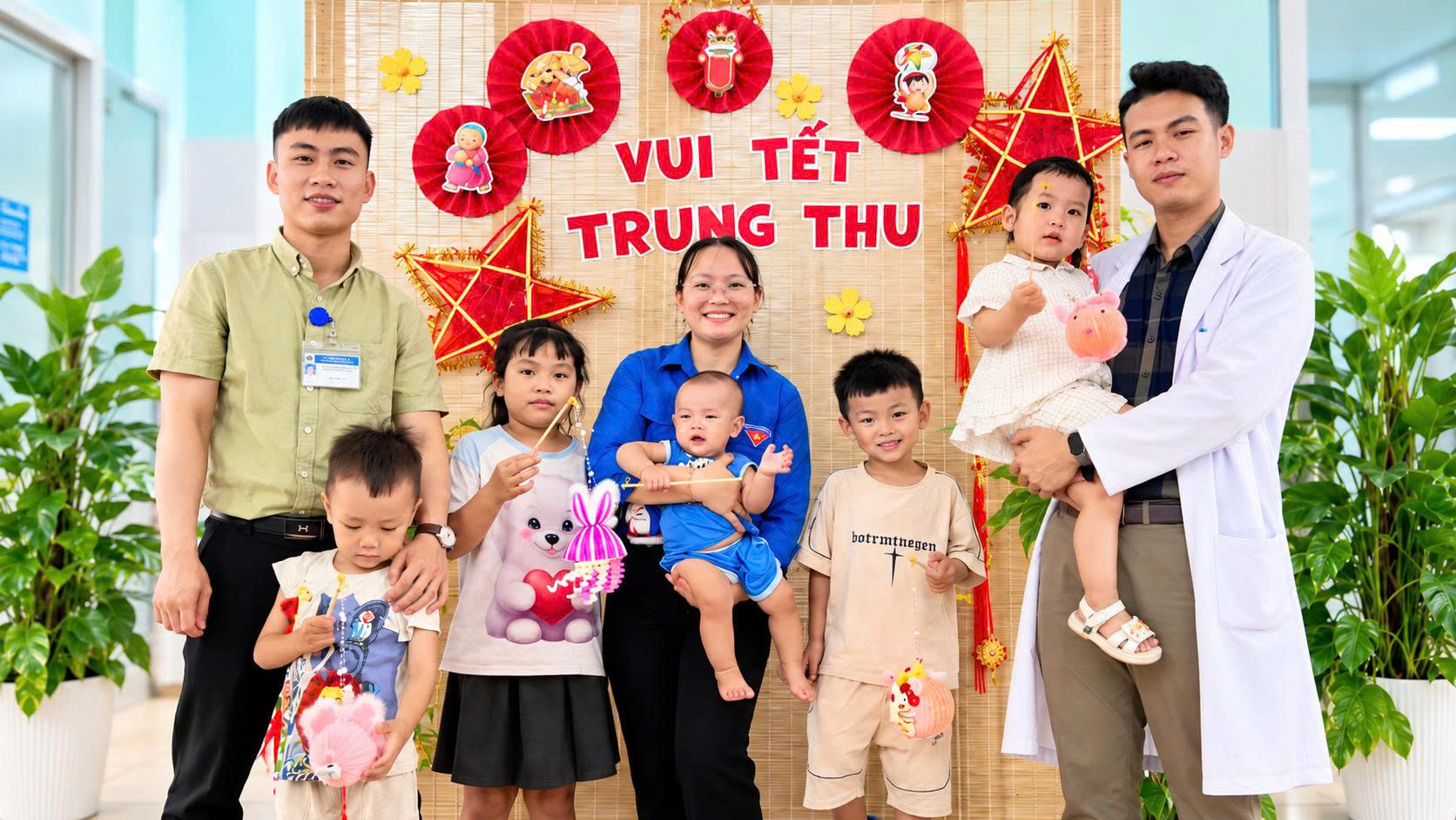 CHI ĐOÀN THANH NIÊN TRUNG TÂM Y TẾ PHÙ MỸ TỔ CHỨC CHƯƠNG TRÌNH VUI TẾT TRUNG THU, TRAO QUÀ CHO CÁC EM NHỎ VÀ NGƯỜI BỆNH NỘI TRÚ